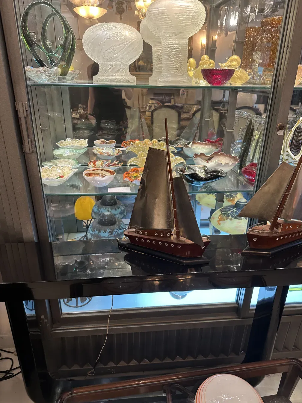 Luminária de mesa antiga apresentando um barco estiloso em um ambiente elegante.