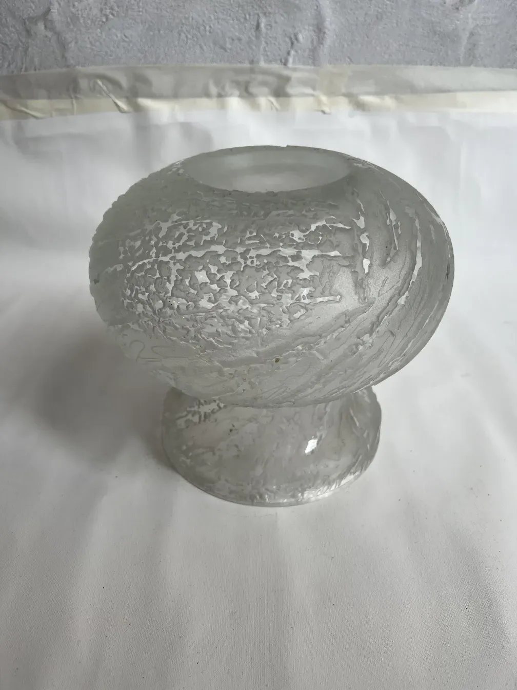 Lampada da tavolo antica, design classico che illumina un tavolo.