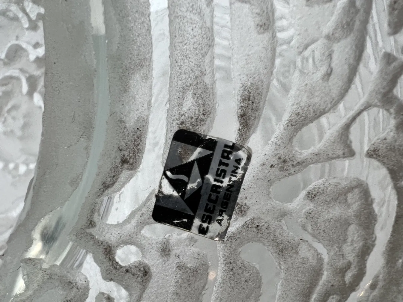 Luminária de mesa antiga com detalhes decorativos únicos em um ambiente acolhedor.