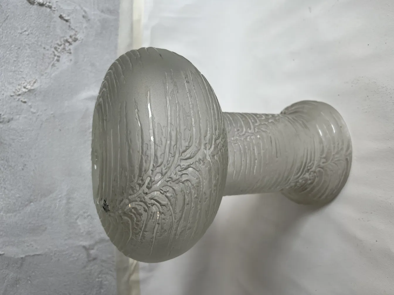 Lampada da tavolo antica con design a rilievo, elegante e distintiva.