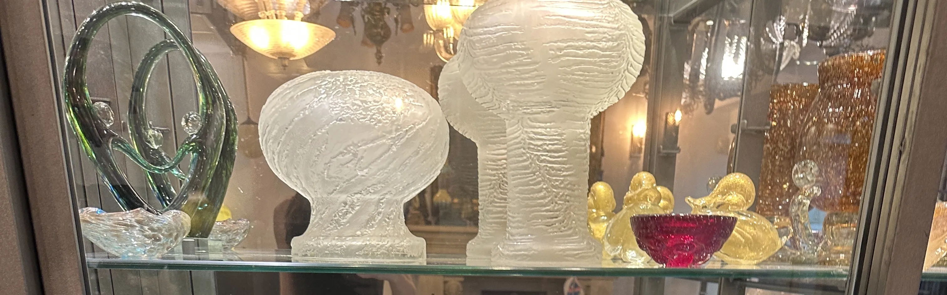 antica lampada da tavolo sferica in un ambiente di antiquariato, mostra design classico