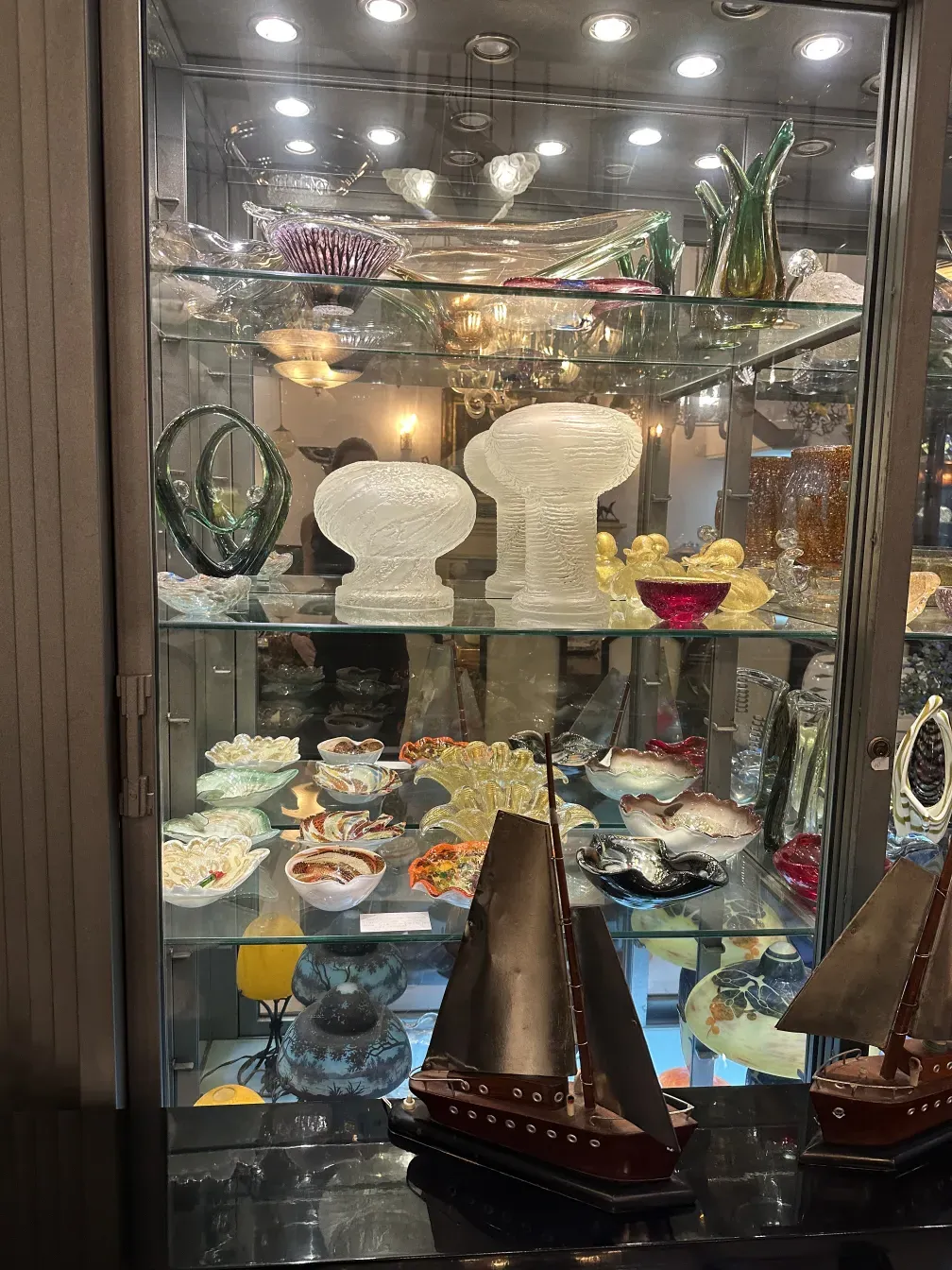 展示ケースの特別な古いテーブルランプ