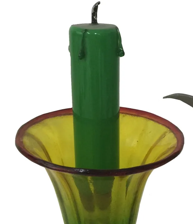 Antigua lámpara de mesa con un diseño verde y amarillo, adecuada para cualquier ambiente.