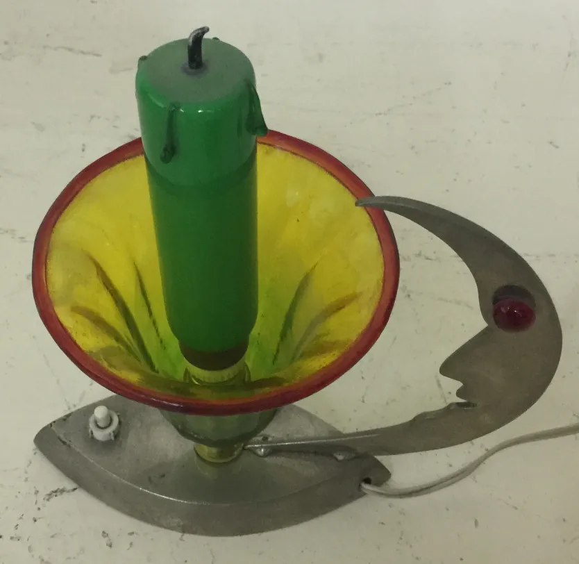 Alte Tischlampe mit Metallbasis und gelbem Schirm.