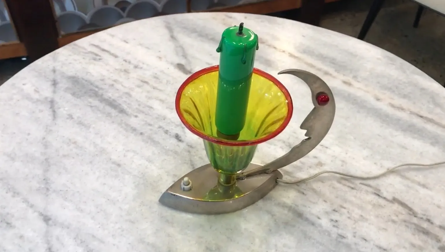 Bunte alte Tischlampe auf einem Marmortisch