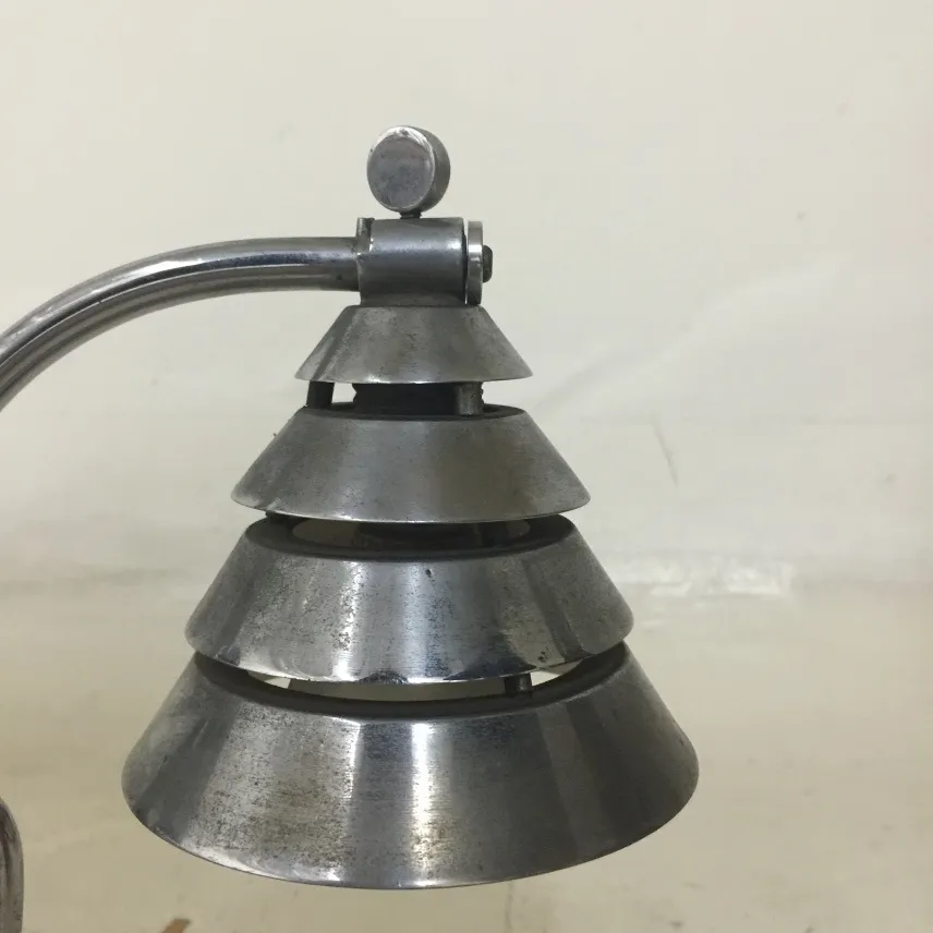 Lampada da tavolo antica con design geometrico, ambiente classico, stile elegante.