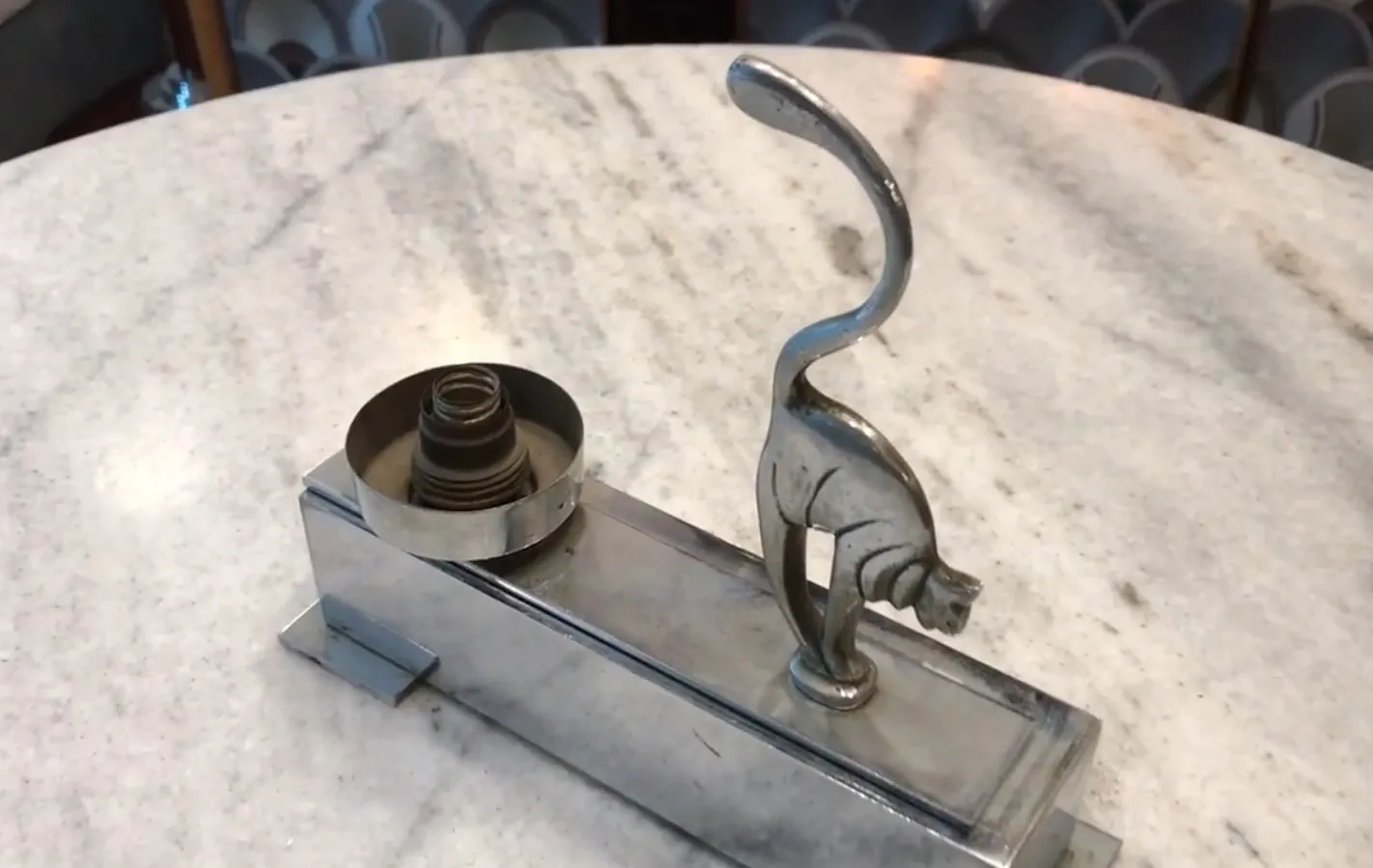 lampara de mesa antigua con base y figura de gato