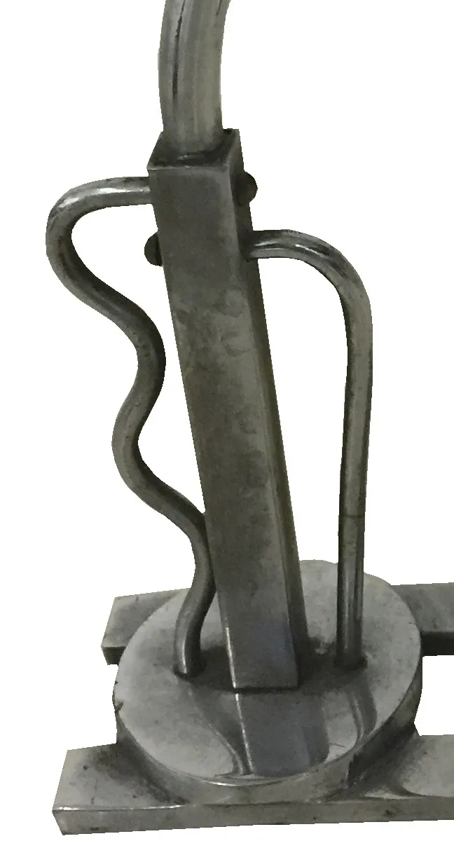 Lámpara de mesa antigua con base elegante y diseño curvado