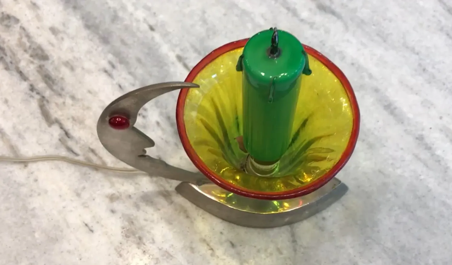 Antike Tischlampe mit lebendigem Design und Farben in einem minimalistischen Umfeld.