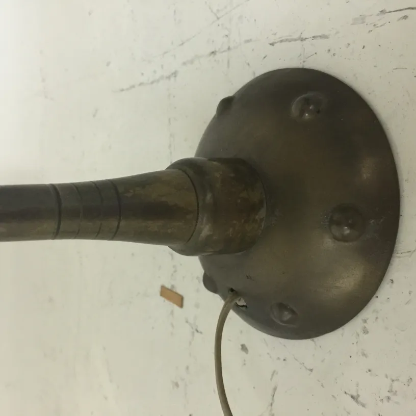 古董檯燈的底座，帶有青銅細節