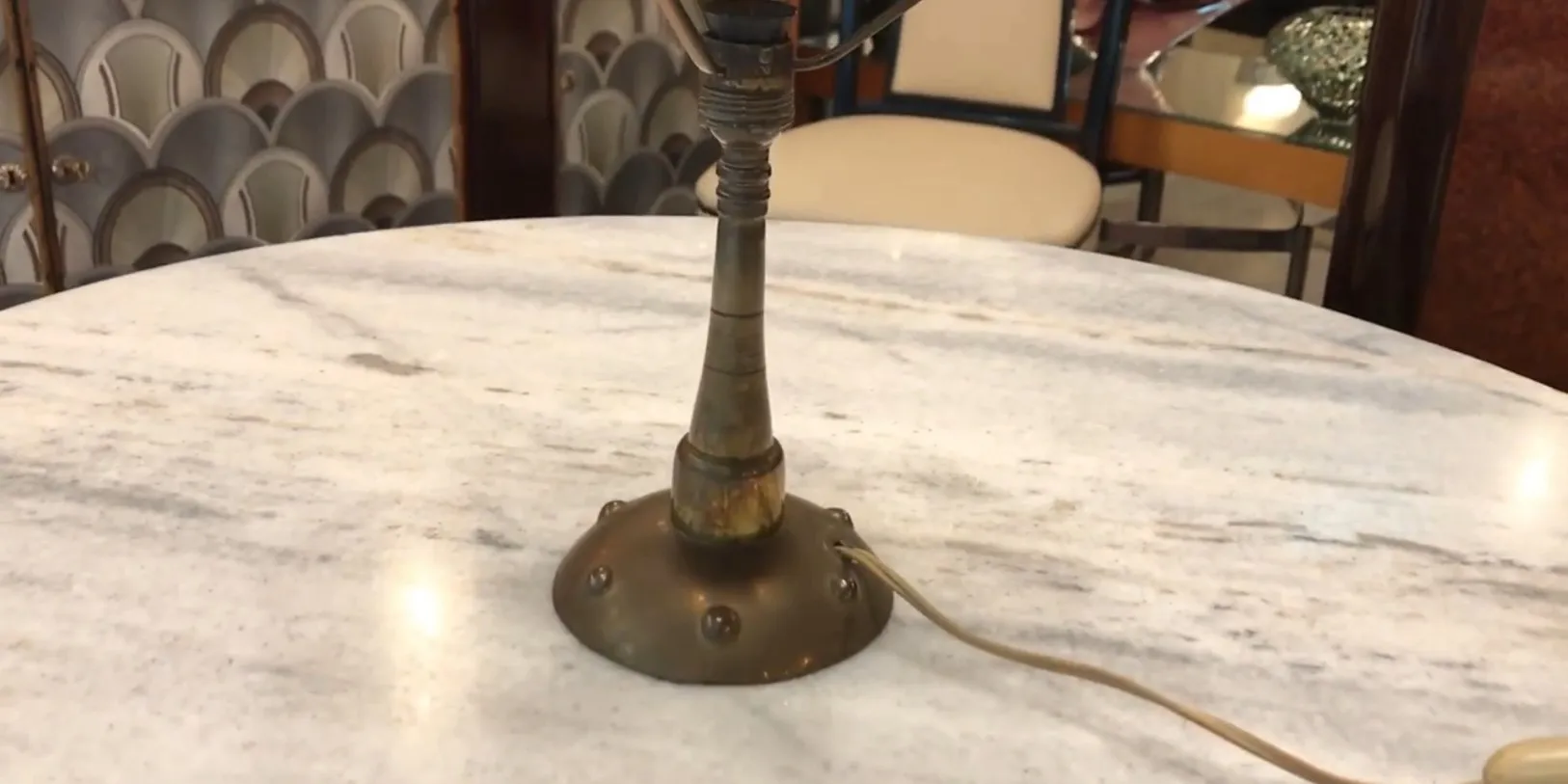 Antigua lámpara de mesa con base decorativa y cable