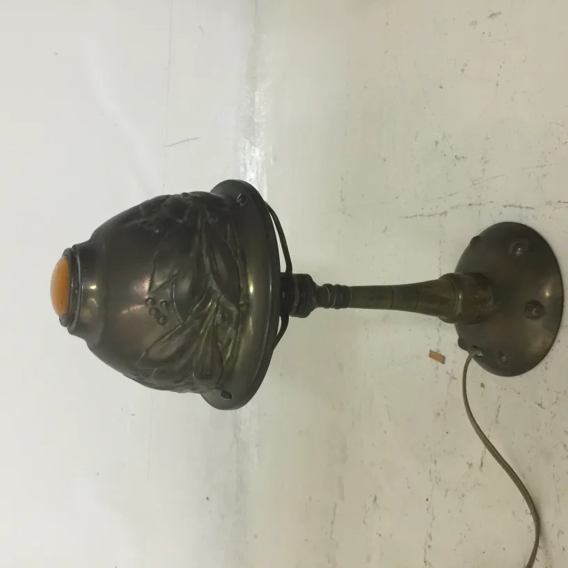 Antike Tischlampe mit dekorativem Fuß und Schirm.