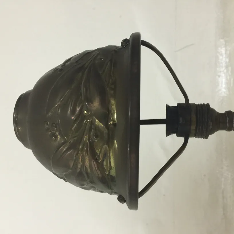 Seitenansicht einer antiken Tischlampe mit Blumendesign