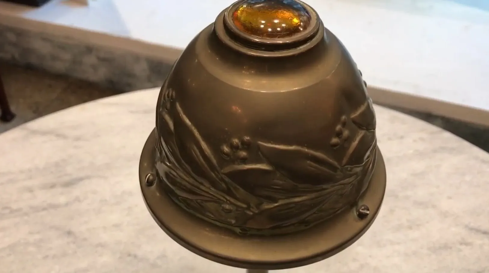 Lampada da tavolo antica con dettagli decorativi in rilievo, cima rotonda