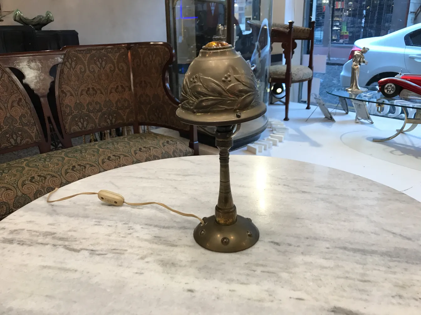 lampada da tavolo antica con caratteristiche decorative e cavo
