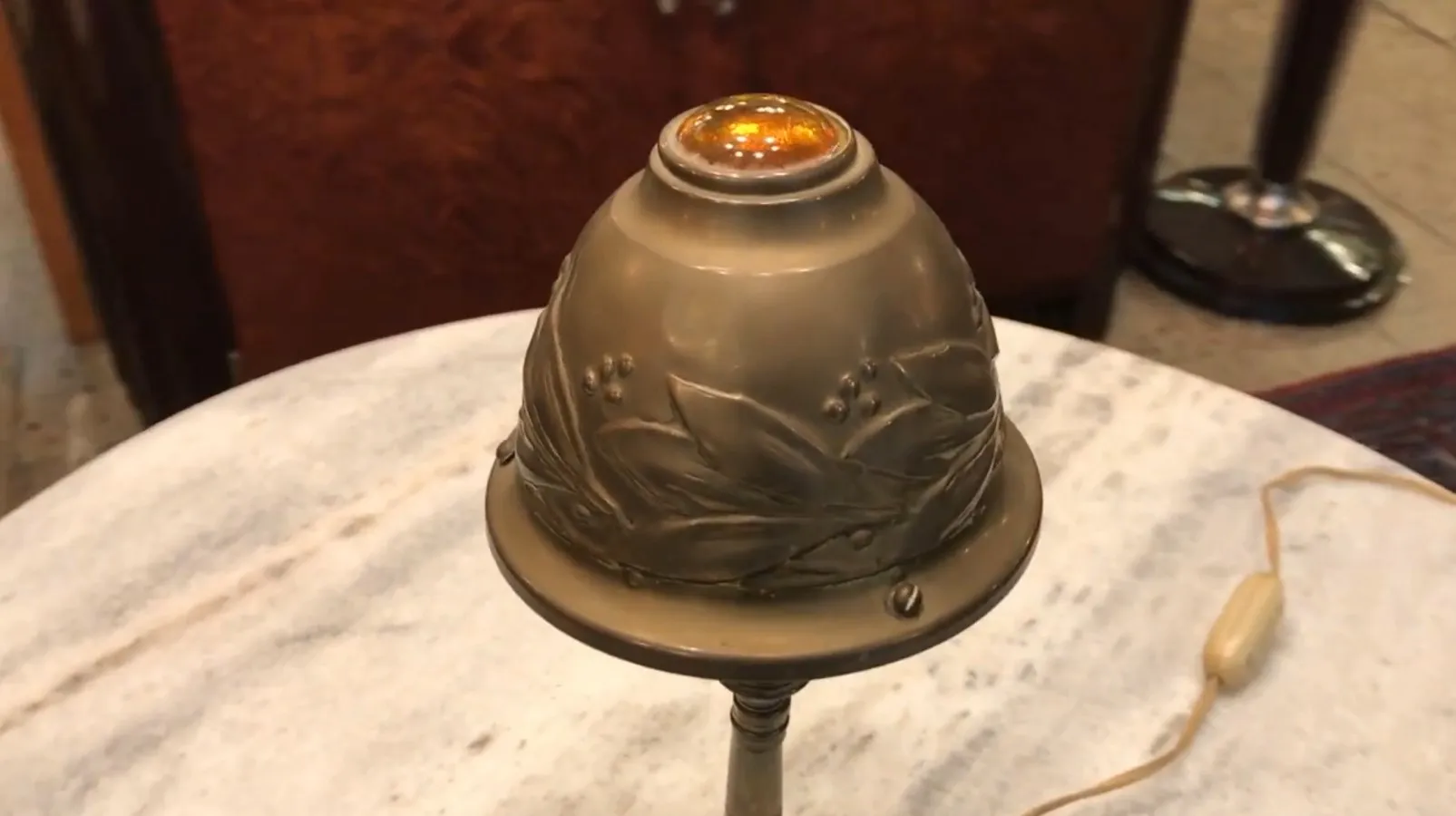 Luminária de mesa antiga com design floral e luz suave