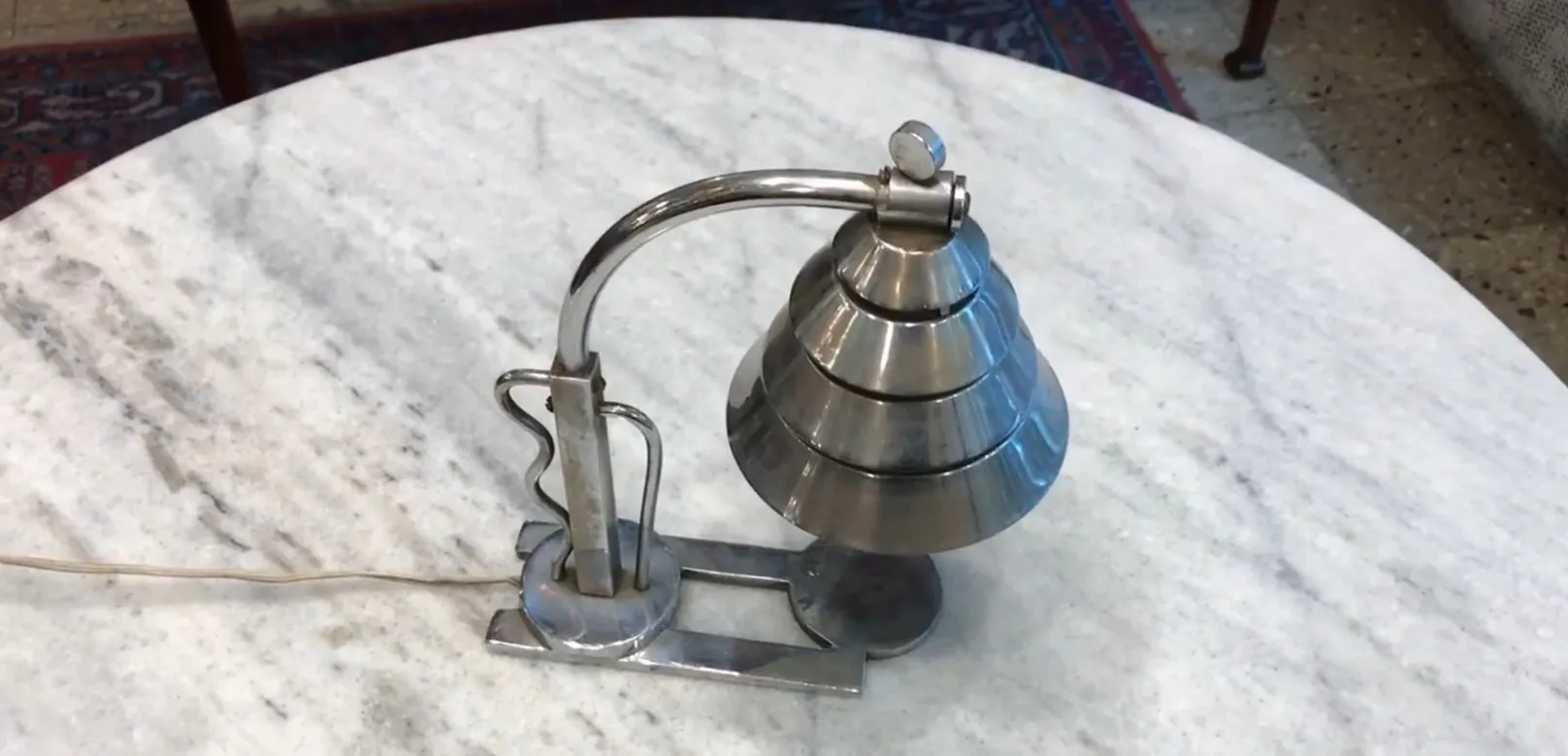 lampada da tavolo antica in stile industriale, design in metallo, su un tavolo di marmo