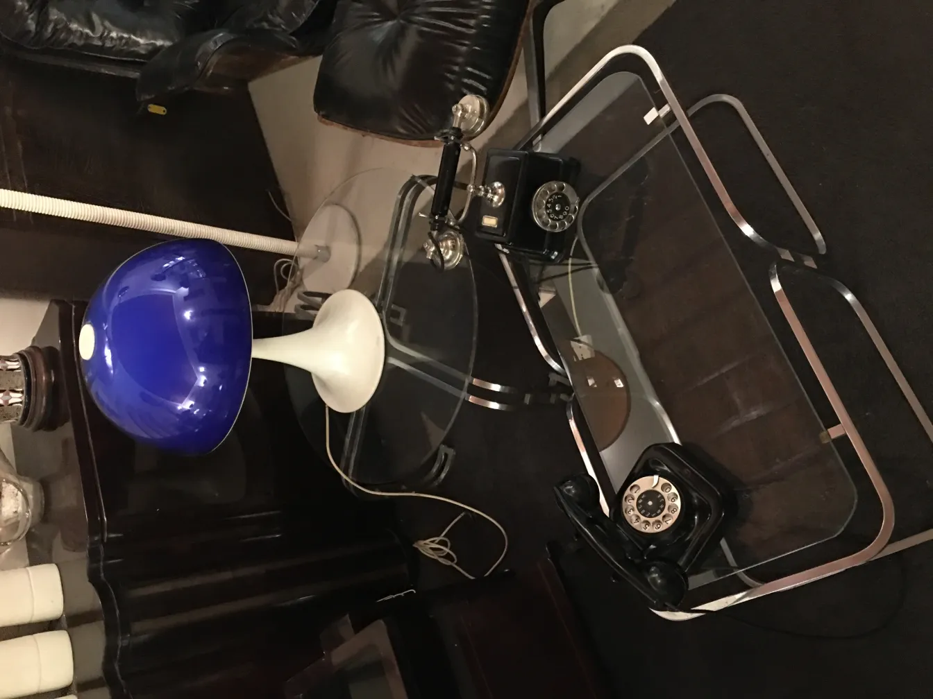 antiga luminária de mesa com base branca e cúpula azul em um ambiente moderno