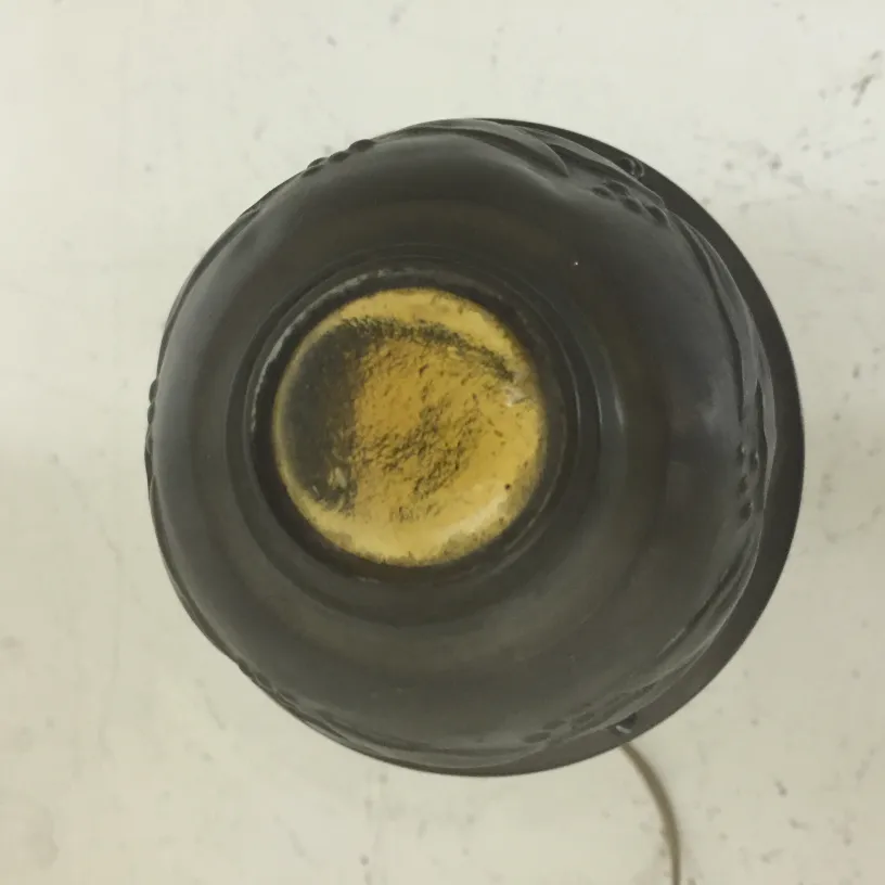 古董檯燈的頂部視圖，現於古典環境中。