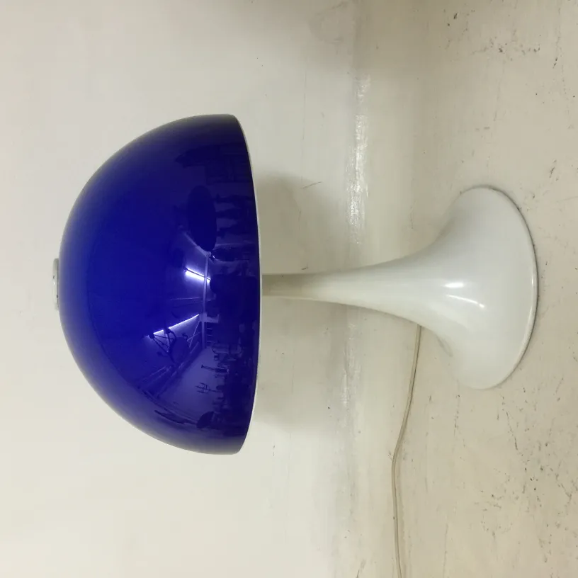 Lampada da tavolo antica con paralume blu e base bianca