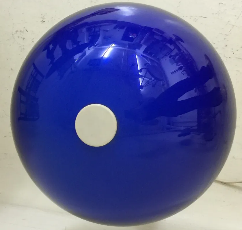 антимная настольная лампа с блестящей синей сферой и белой основой