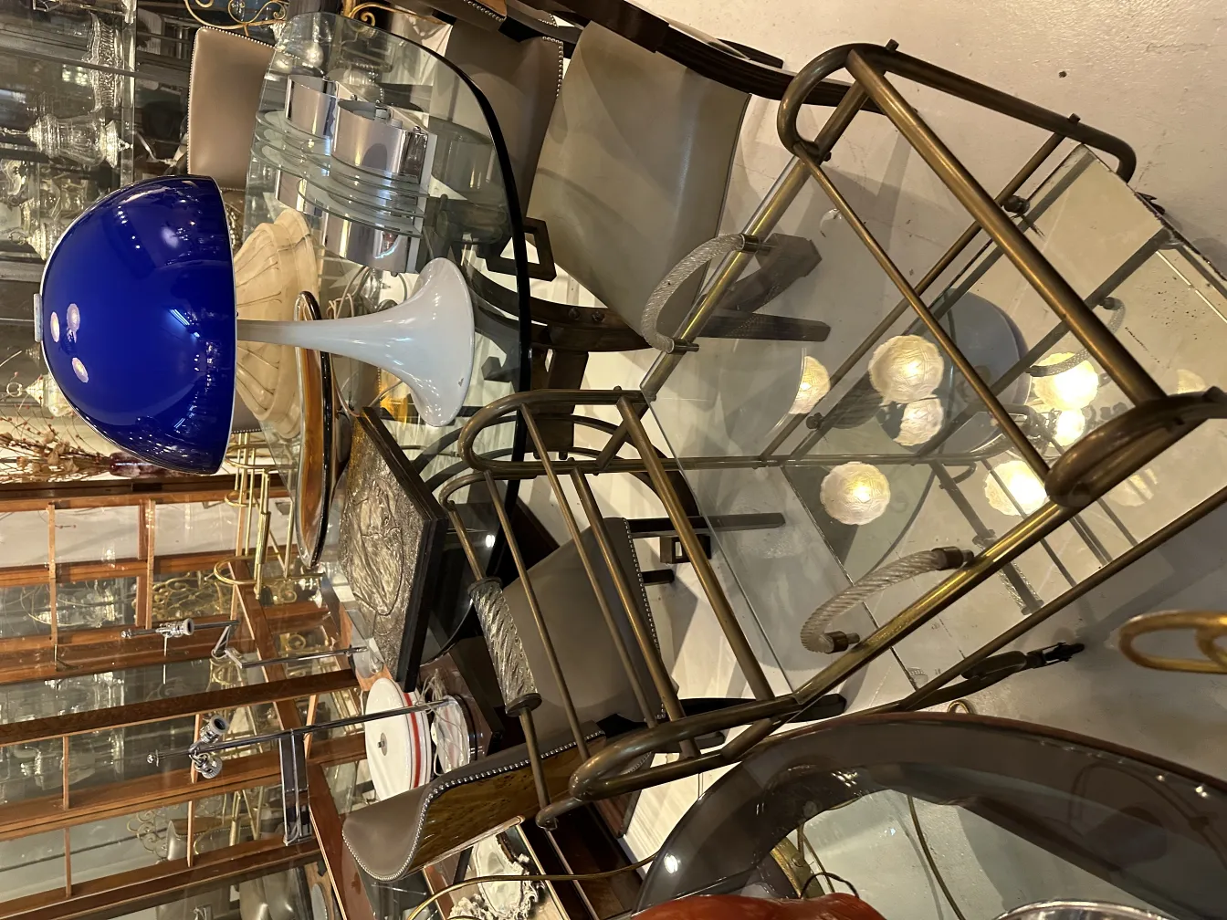 Lampe de bureau ancienne en verre bleu sur une table