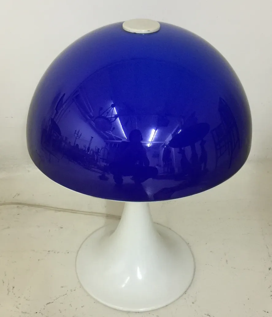 Lampada da tavolo antica a forma di sfera blu brillante, perfetta per abbellire qualsiasi ambiente.