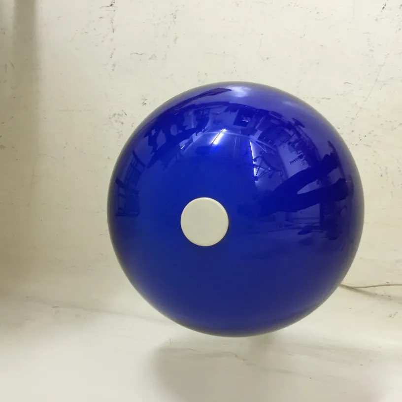 Lampe de bureau ancienne en forme de sphère bleue avec base blanche