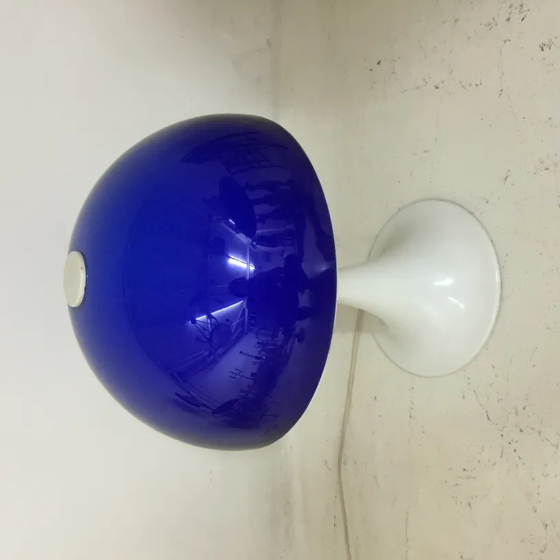 Lampada da tavolo antica blu con base bianca e design unico