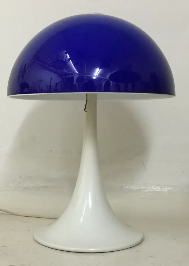 lampe de bureau ancienne avec abat-jour bleu et base blanche, ambiance claire