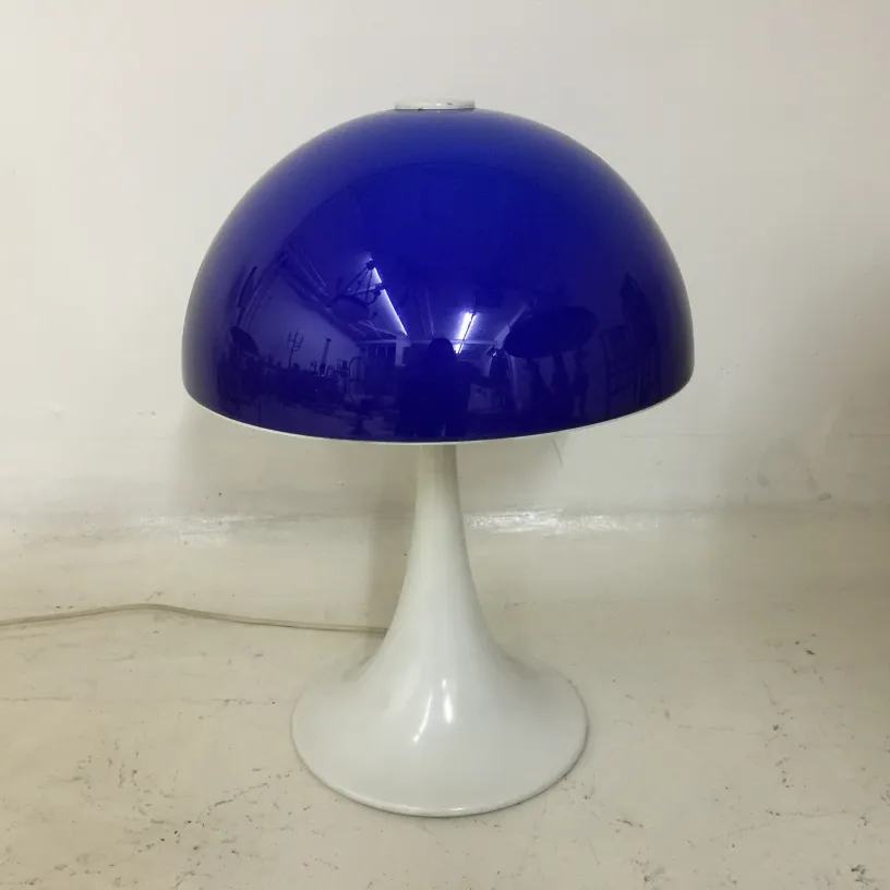 Antica lampada da tavolo con un elegante paralume blu brillante, ideale per l'arredamento.