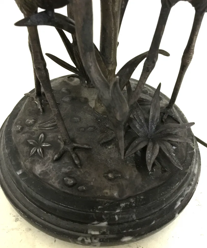 lampada da tavolo antica con base riccamente decorata e elementi naturali