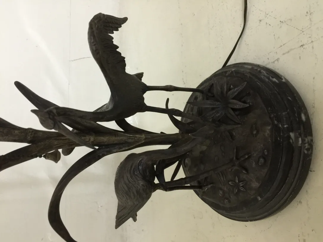 Antike Tischlampe mit Vögeln an der Basis