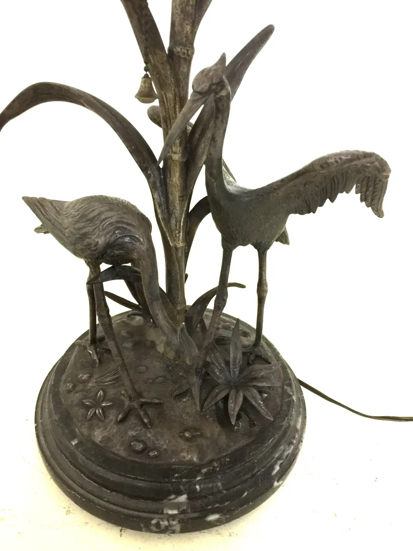 lampara de mesa antigua con figuras de aves, diseño floral, Figudo.