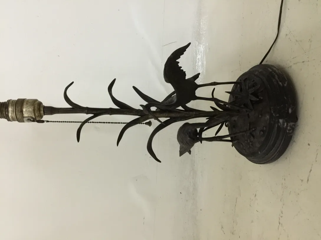 lampada da tavolo antica con design di uccelli sulla base, stile decorativo