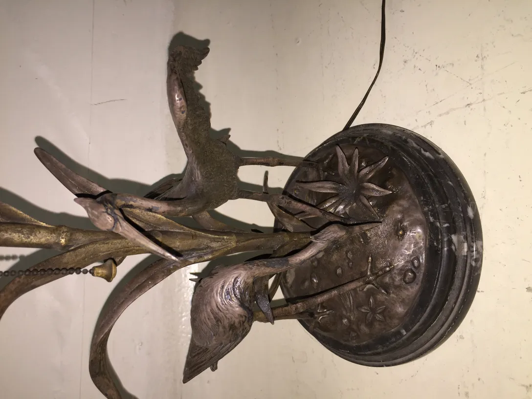 Lampada da tavolo antica con design di uccelli sulla base. Stile elegante.