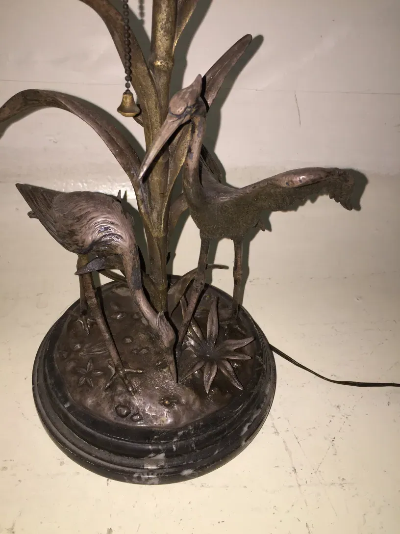 antique table lamp with decorative details figudo