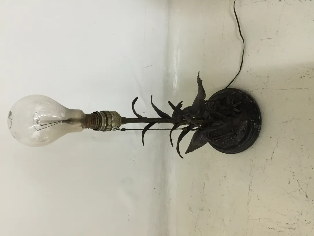 Antike Tischlampe mit organischem Design, freiliegende Glühbirne.