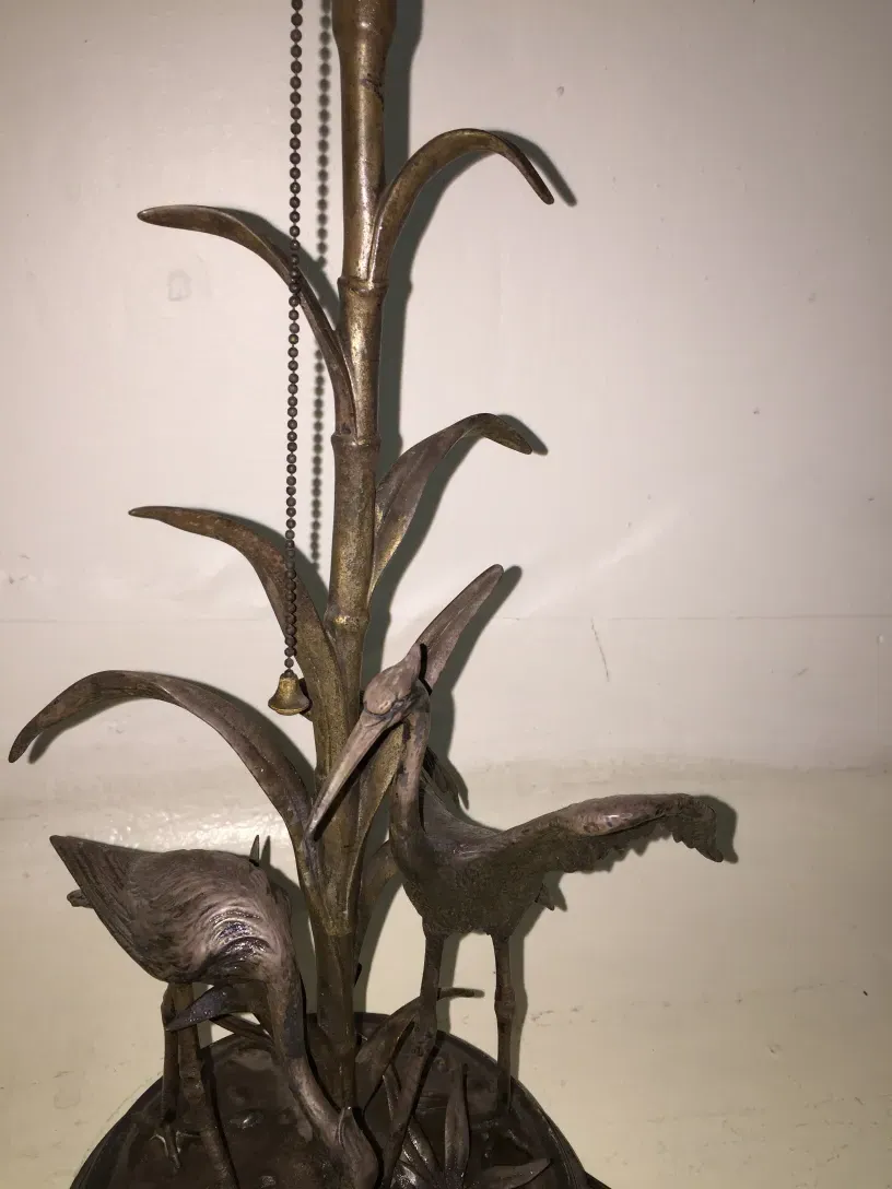 प्राचीन टेबल लैंप Figudo जिसमें कलात्मक रूप और सजावटी विवरण हैं।