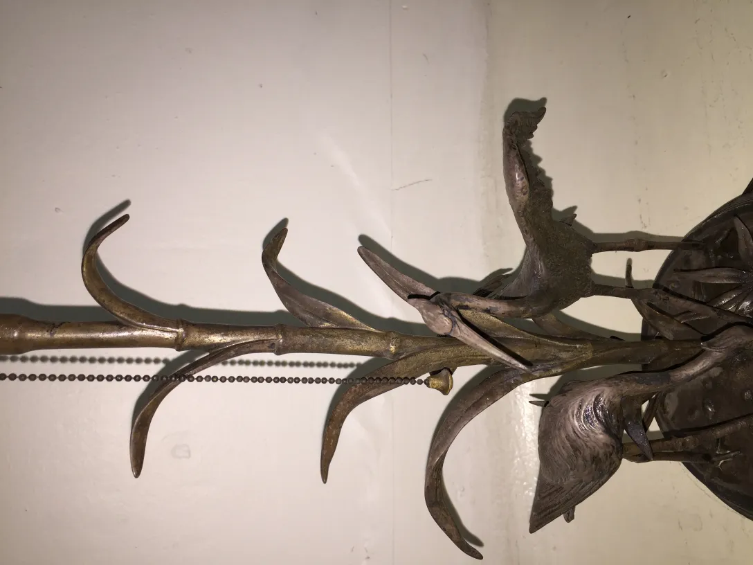 प्राचीन टेबल लैंप जैविक डिज़ाइन, शाखाओं जैसा विवरण, जिसमें एक शानदार सेटिंग है।