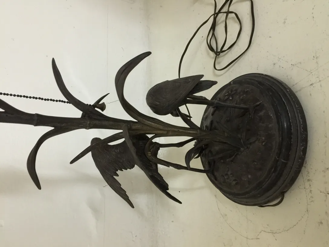 lampada da tavolo antica con design di uccelli alla base