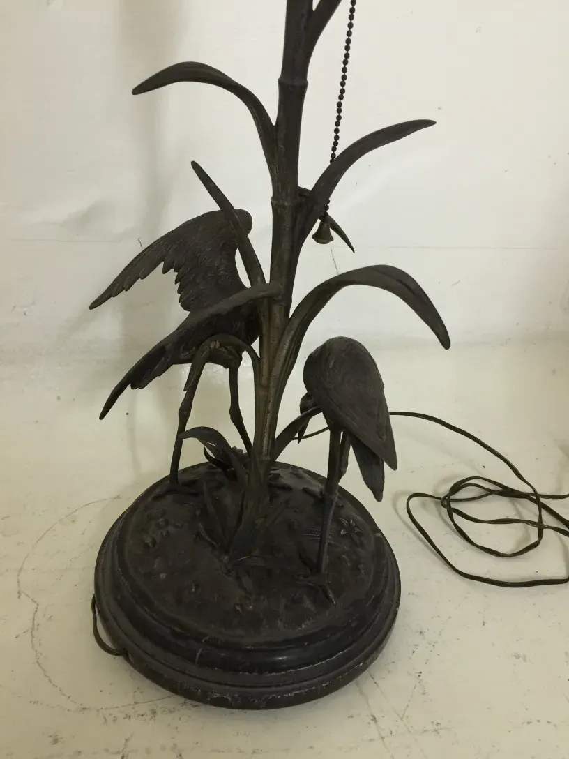 Lampada da tavolo antica Figudo con base decorativa e uccelli.