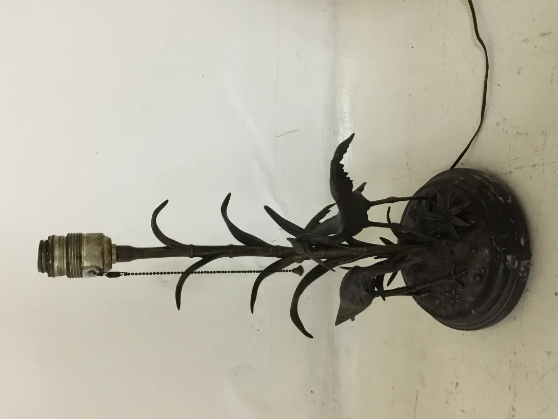 Lampada da tavolo antica con design di animali, base circolare.