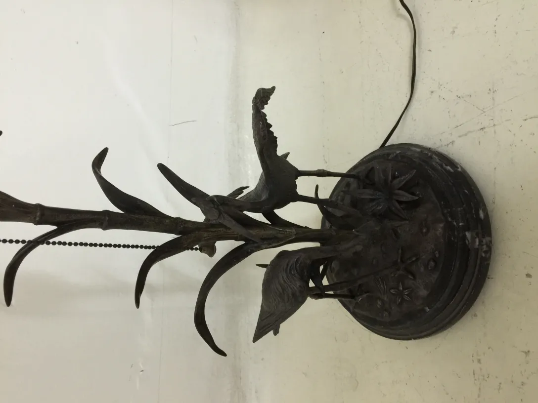 antike tischlampe mit dekorativem sockel und tieren