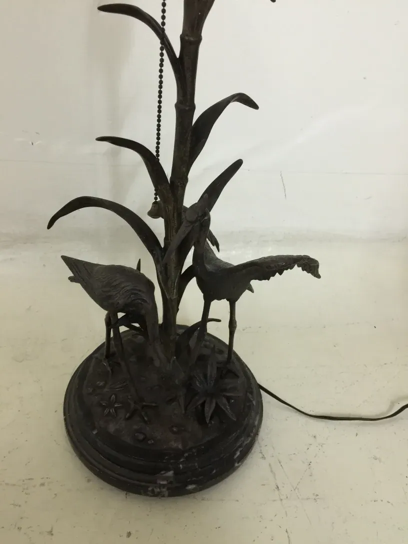 고대 Figudo 테이블 램프, 우아한 디자인과 장식적인 베이스가 고전적인 환경에 완벽합니다.