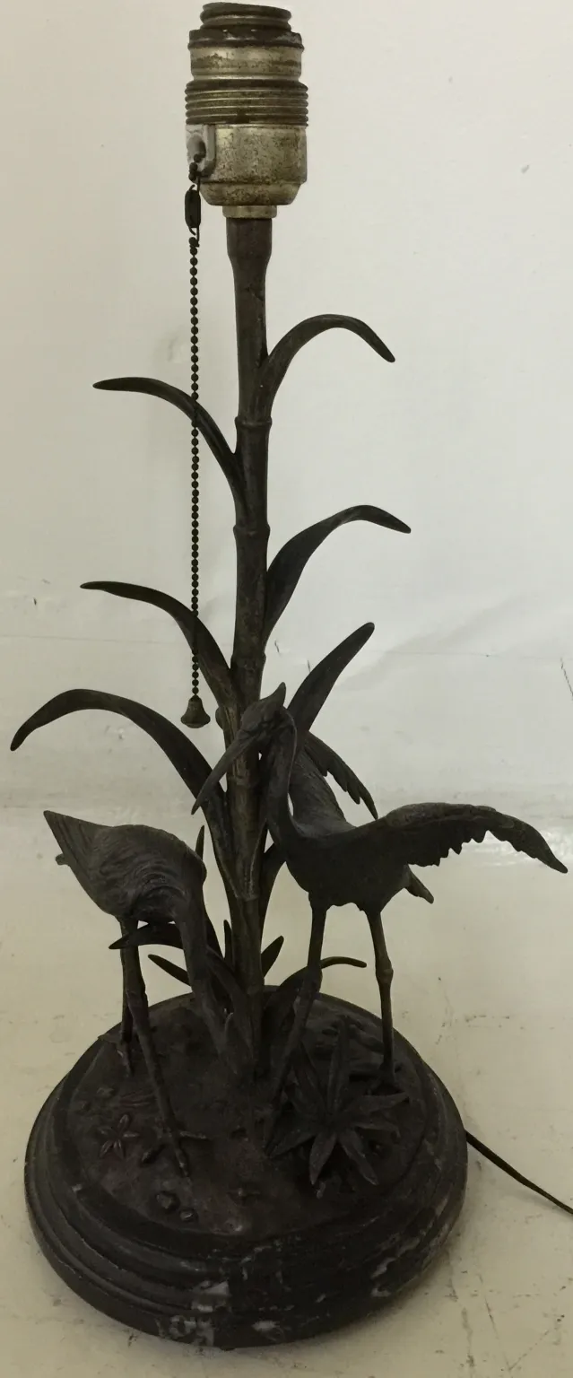 带鸟和植物设计的古董台灯