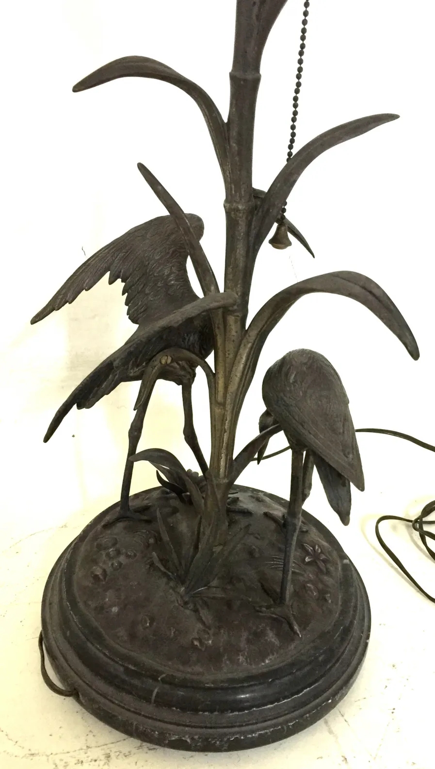 Luminária de mesa antiga com base decorativa de aves, ideal para decoração.