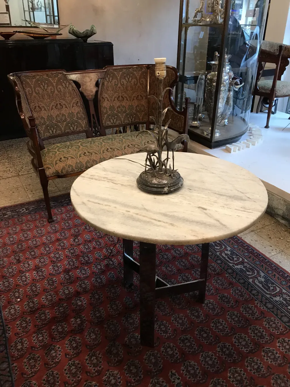 lampara de mesa antigua Figudo sobre mesa redonda con entorno acogedor