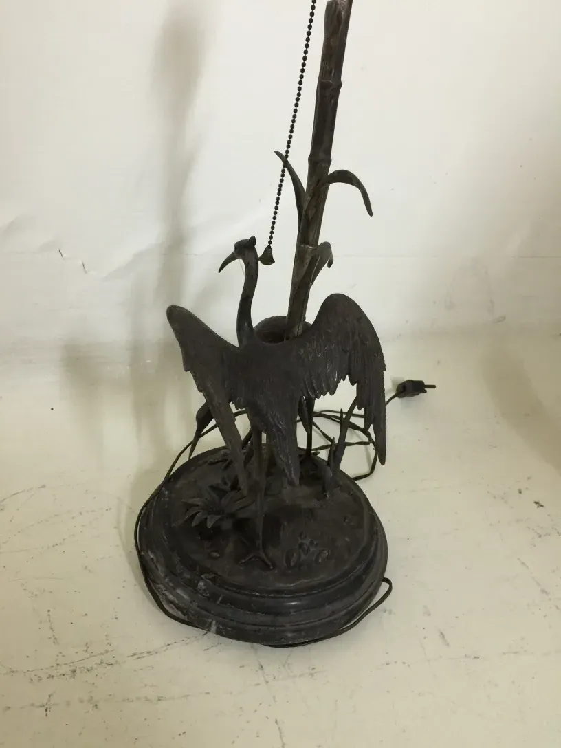 Lampada da tavolo antica Figudo con design stilizzato e dettagli unici alla base.