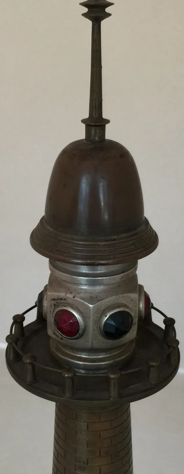 장식 세부 사항이 있는 앤티크 테이블 램프